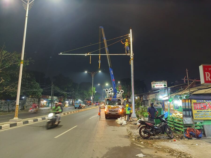 Pemasangan Tiang Traffic Light CCTV E-Tilang