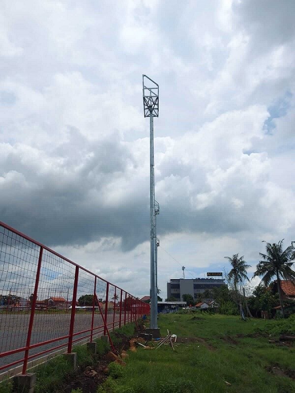 tiang-lampu-sorot-stadion-2